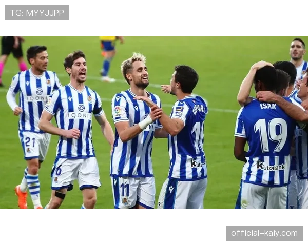 皇家社会训练课重点演练由守转攻的第一下出球 皇家社会训练课重点演练由守转攻的第一下出球